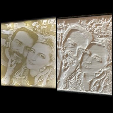 Pareja sonriente posando en un fondo con efecto en relieve.
